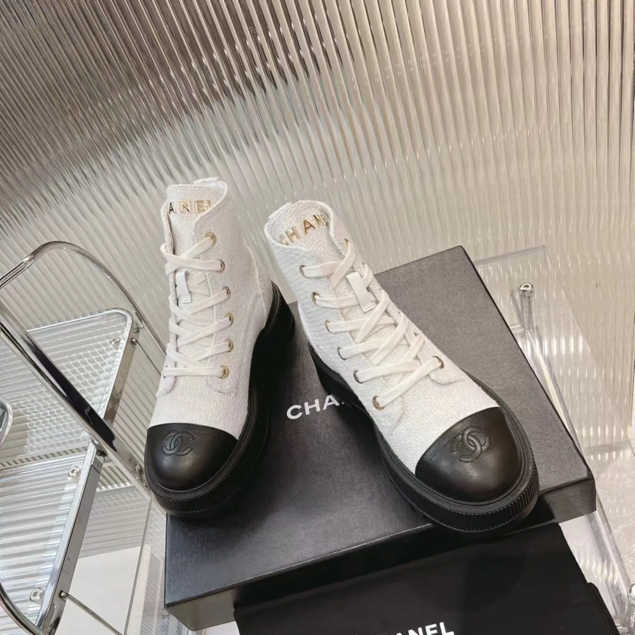 👟👟Ex-factory price 560👟👟 𝗖𝗛𝗔𝗡𝗘𝗟𝟐𝟑B Chanel𝐅𝐖A must-have for autumn and winter, diamond motorcycle boots, Martin boots, Xiaoxiangjia's super classic motorcycle boots, sweet and cool shape, can easily increase the height of the upper foot and lengthen the leg shape. Matching letters 𝐥𝐨𝐠𝐨 are fashionable and fashionable. A one-to-one replica of the original. 👟Fabric: Original custom fabric ▪️Heel height: 𝟒𝐜𝐦 ▪️Inner: Sheepskin ▫️𝐒𝐢𝐳𝐞:𝟑𝟓-𝟒𝟏𝐌(𝟒𝟎, 𝟒𝟏 customization is not returnable) ▪️Sole: original 1:1 mold 𝐓𝐏𝐔 outsole (not a cheap rubber sole on the market) ▫️Color: black blue White (three colors included) ▪️Combined with original full set of packaging📦